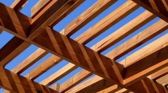 pourquoi-choisir-une-pergola-sur-mesure-en-kit-plutot-qu-un-modele-standard