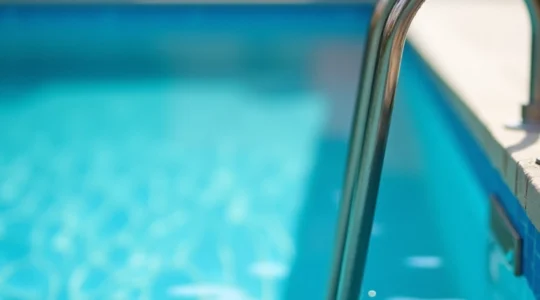 pourquoi-l-electrolyseur-au-sel-change-completement-l-entretien-de-votre-piscine